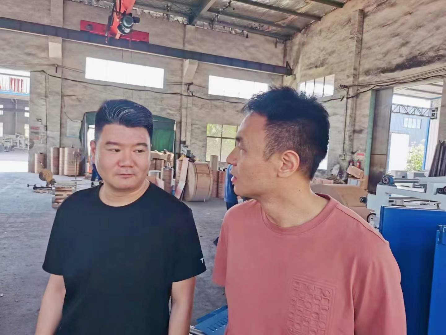 熱烈歡迎西工大趙盼博士后、教授帶領(lǐng)科研團(tuán)隊(duì)到上高縣雙新紙桶設(shè)備有限公司考察，雙方就全自動(dòng)鐵箍紙桶設(shè)備流水線(xiàn)的研發(fā)達(dá)成了初步的意向。